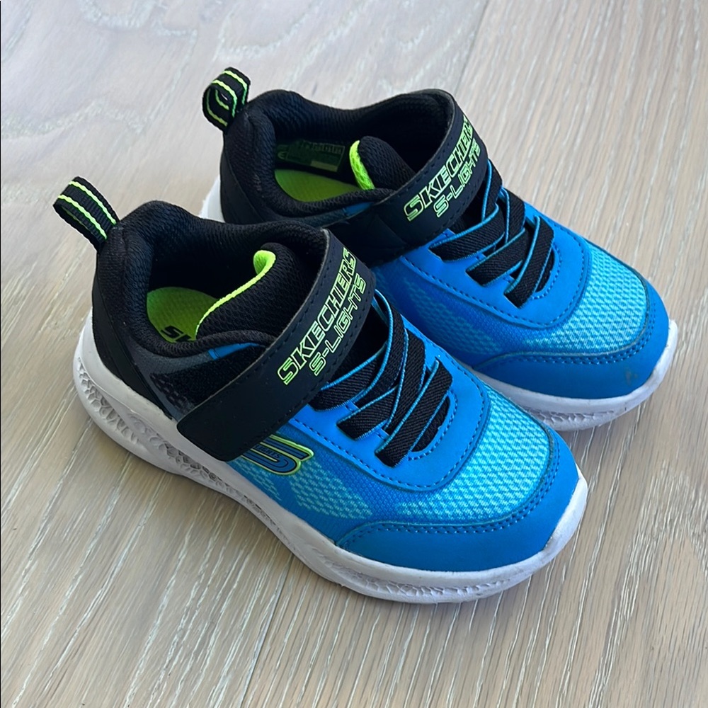 Skechers. Boys toddler size 9 Blue running Shoes. Light up! EUC